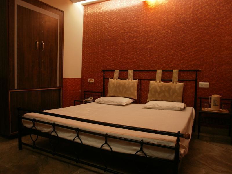Sheel Gopal Vision Hotel Mathura Bagian luar foto