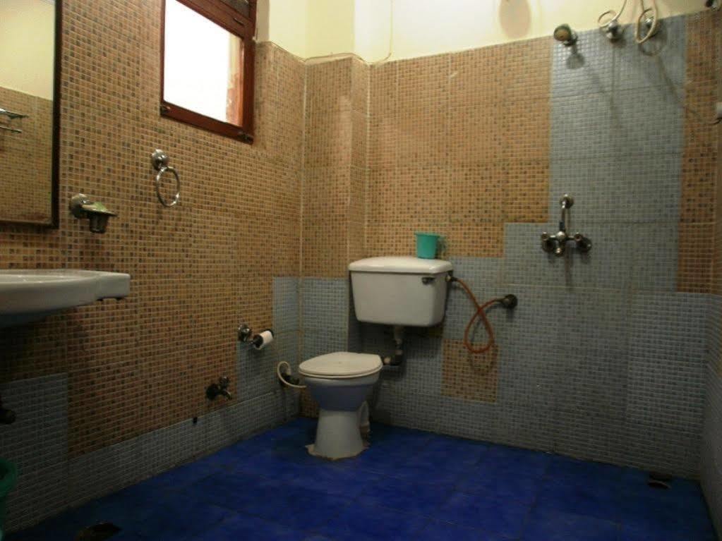 Sheel Gopal Vision Hotel Mathura Bagian luar foto