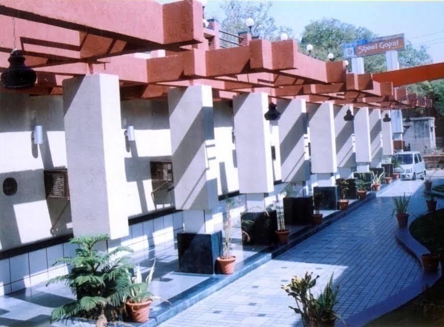 Sheel Gopal Vision Hotel Mathura Bagian luar foto